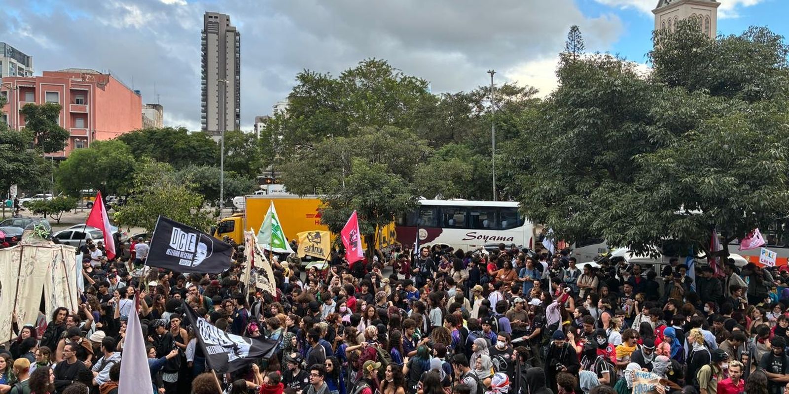 Estudantes de universidades paulistas criticam políticas educacionais em ato na capital de São Paulo