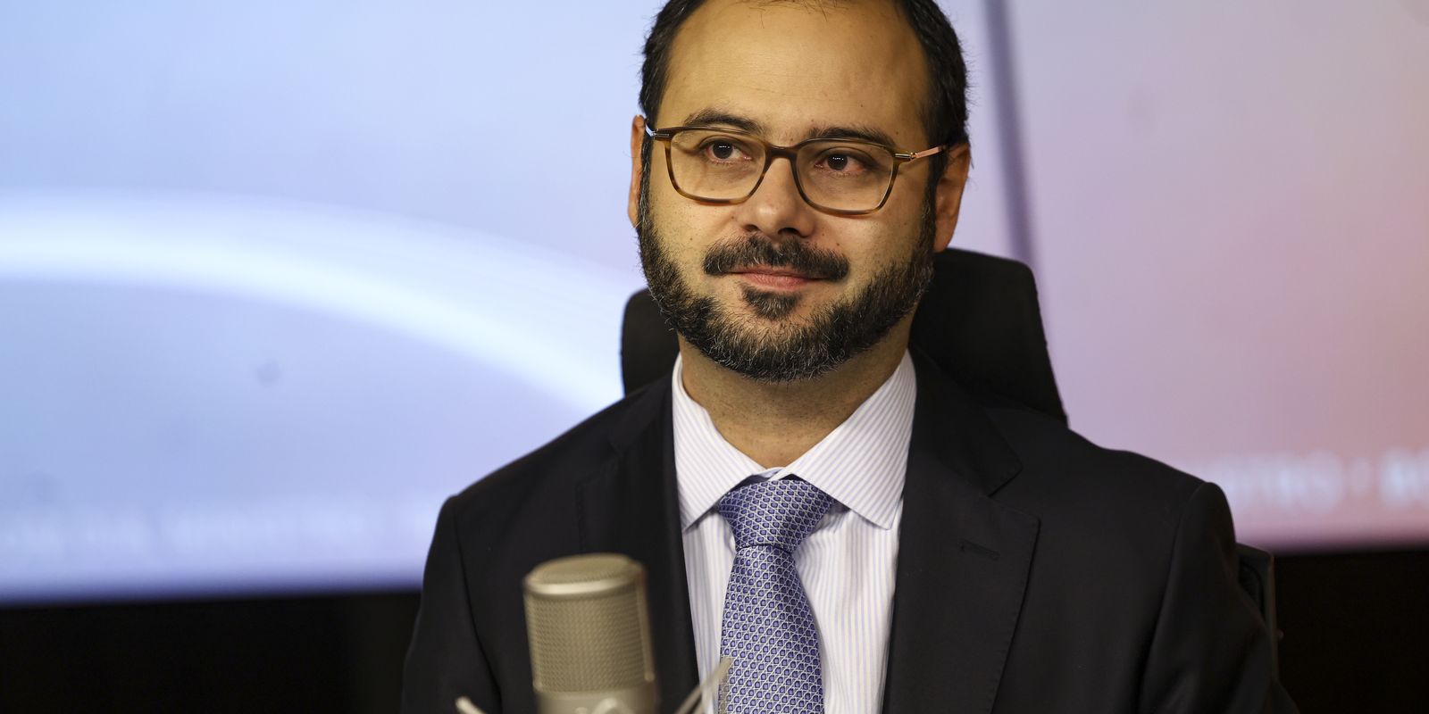 Governo estuda ampliar contratação de funcionários por MEI após fim da escala 6x1