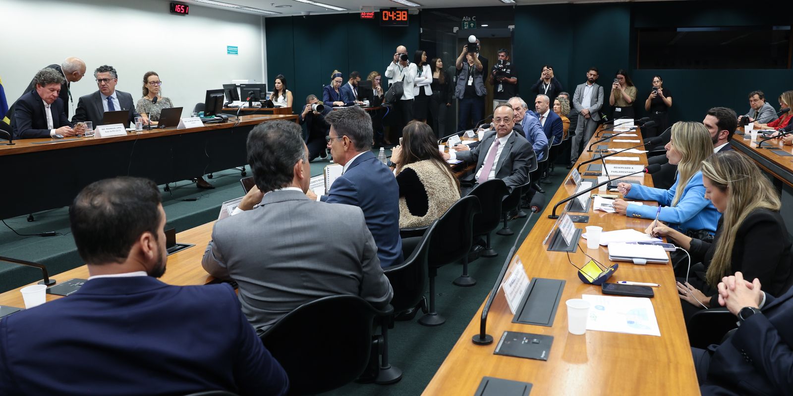 Pedido de vista suspende análise da PEC do fim da escala 6x1