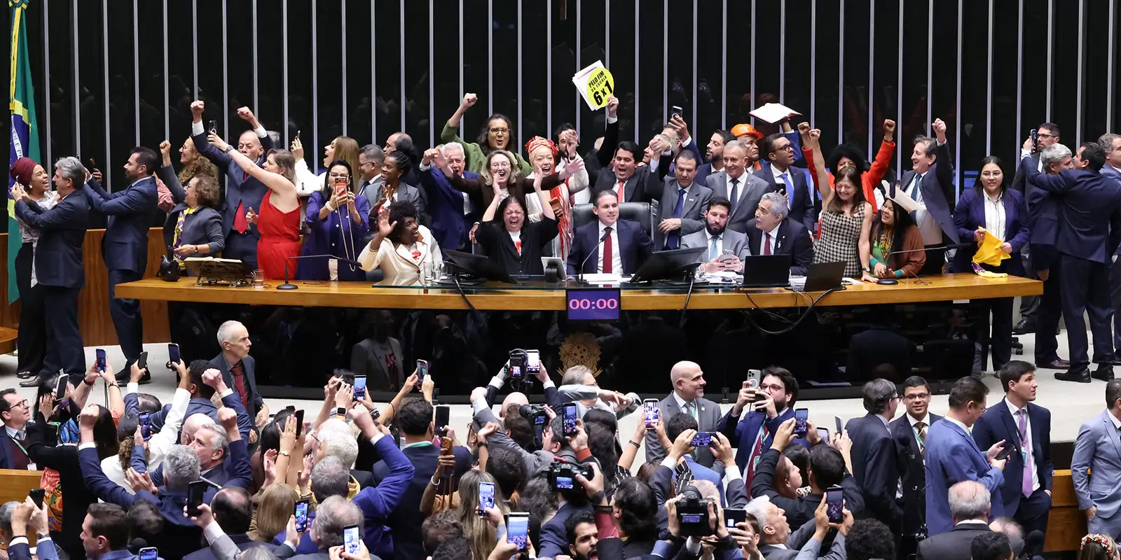 Câmara dos Deputados aprova PEC que extingue a escala 6x1