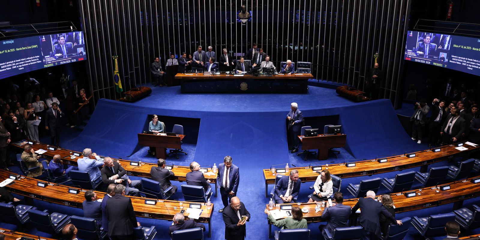Alcolumbre adia análise de PEC que visa extinguir jornada 6x1 no Senado