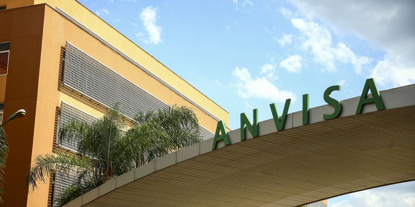 Anvisa suspende lotes de medicamentos para hipertensão e câncer de mama por desvios de qualidade