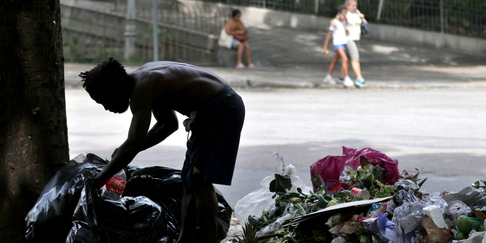 Violência contra a população de rua no Brasil: 150 mil agressões registradas em uma década