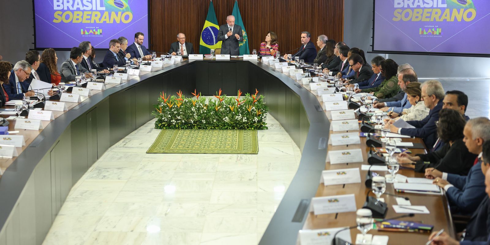 Brasil busca diversificação no comércio exterior após imposição de novas tarifas pelos Estados Unidos