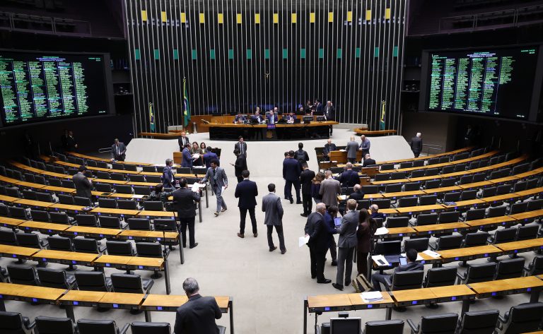 Câmara dos Deputados aprova atestado para acompanhar filho doente