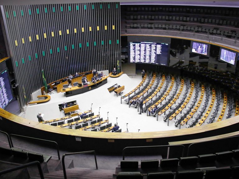 Câmara dos Deputados debate combate ao feminicídio e regras para preços de combustíveis