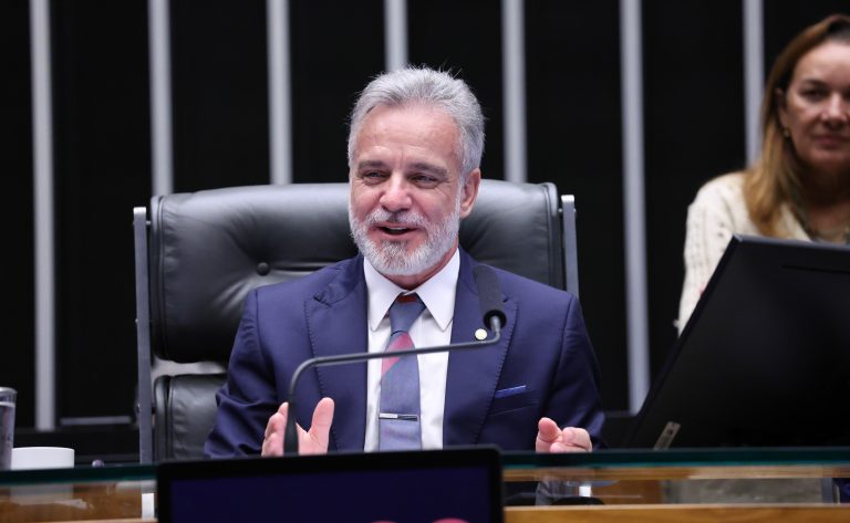Comissão da Câmara aprova regras para óculos inteligentes, com foco no trânsito
