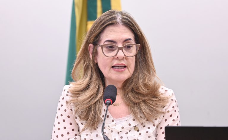 Câmara aprova novas regras para uniformes na CLT que visam proteger a dignidade do trabalhador