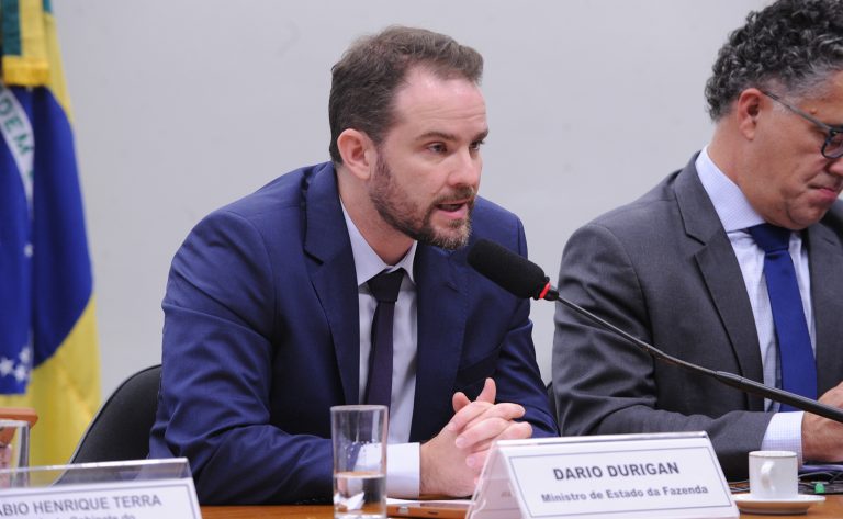 Dario Durigan, ministro da Fazenda, discute políticas fiscais e econômicas na Câmara