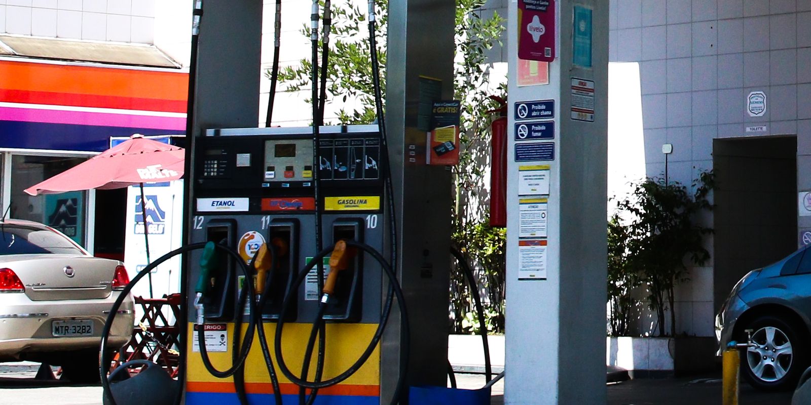 Preço da gasolina recua em maio impulsionado por etanol e subvenção governamental