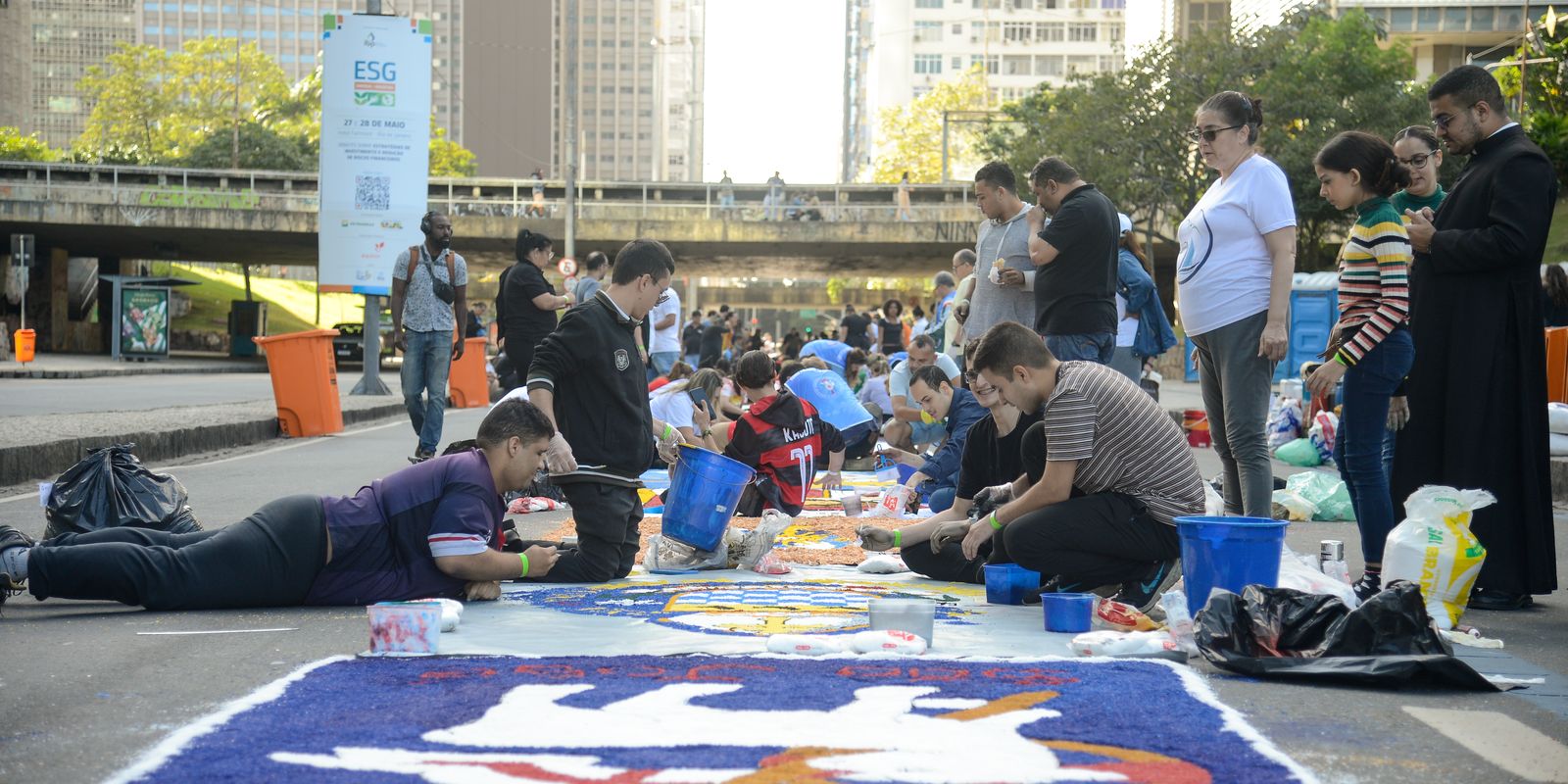 Rio de Janeiro celebra Corpus Christi com procissão e tapetes artísticos