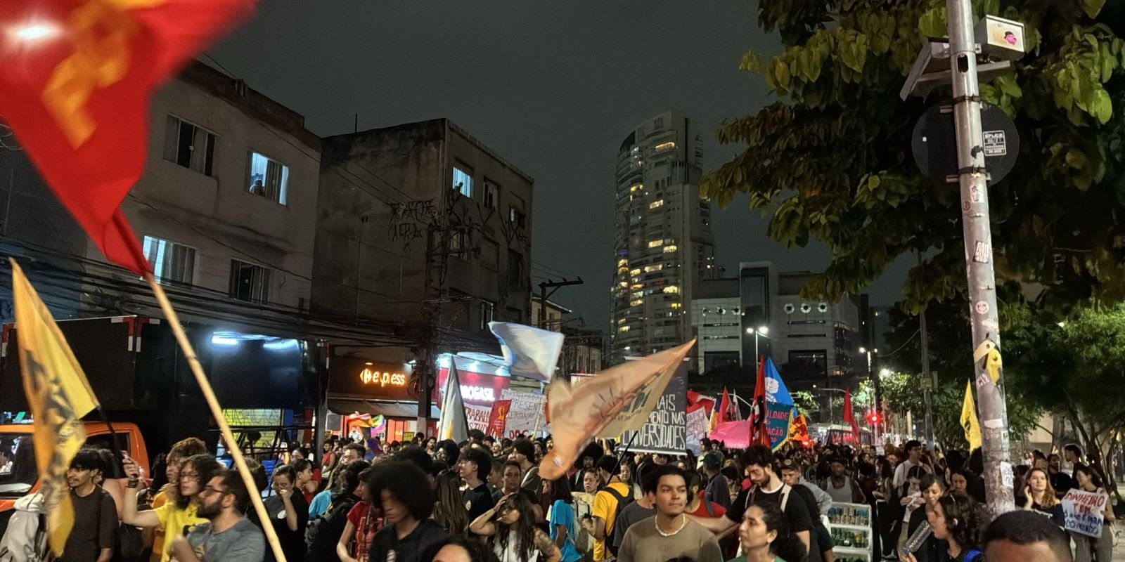 Estudantes protestam contra cortes de recursos e por permanência nas universidades de São Paulo