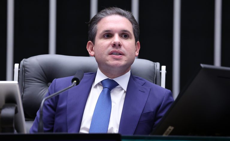 Hugo Motta recebe de Lula proposta do governo para elevar limite do MEI