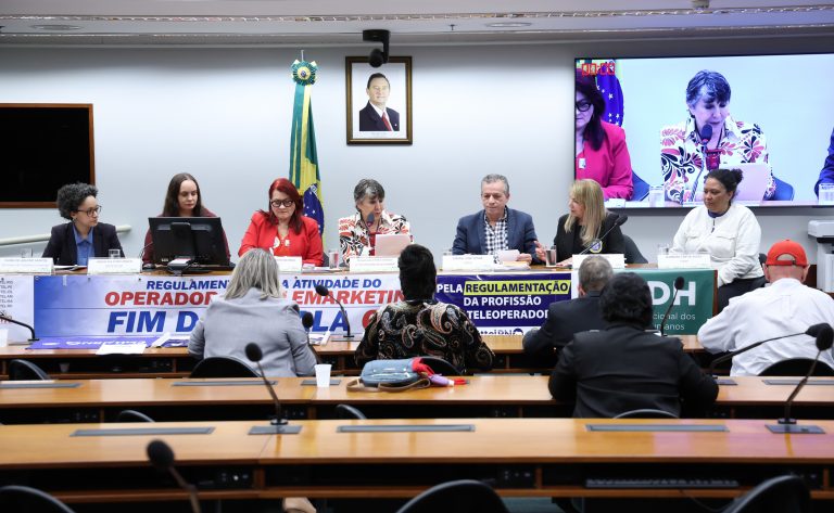Operadores de telemarketing denunciam precarização e pedem regulamentação da profissão