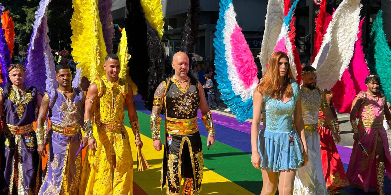 Parada do Orgulho LGBT+ de São Paulo mobiliza Avenida Paulista para destacar a importância do voto