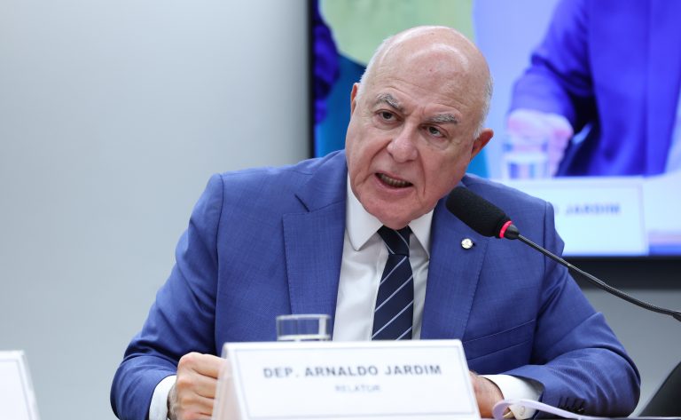 Votação de PEC que amplia repasses federais a municípios é adiada por pedido de vista