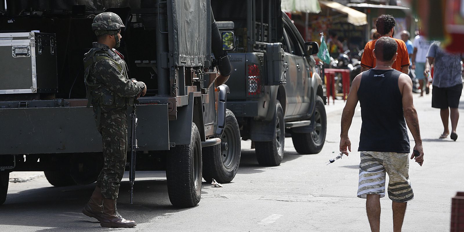 Operação policial cumpre 56 mandados de prisão no Complexo da Maré, no Rio de Janeiro