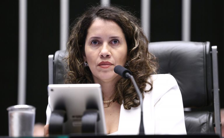 Gestantes em concursos públicos: projeto na Câmara garante participação remota e segunda chamada