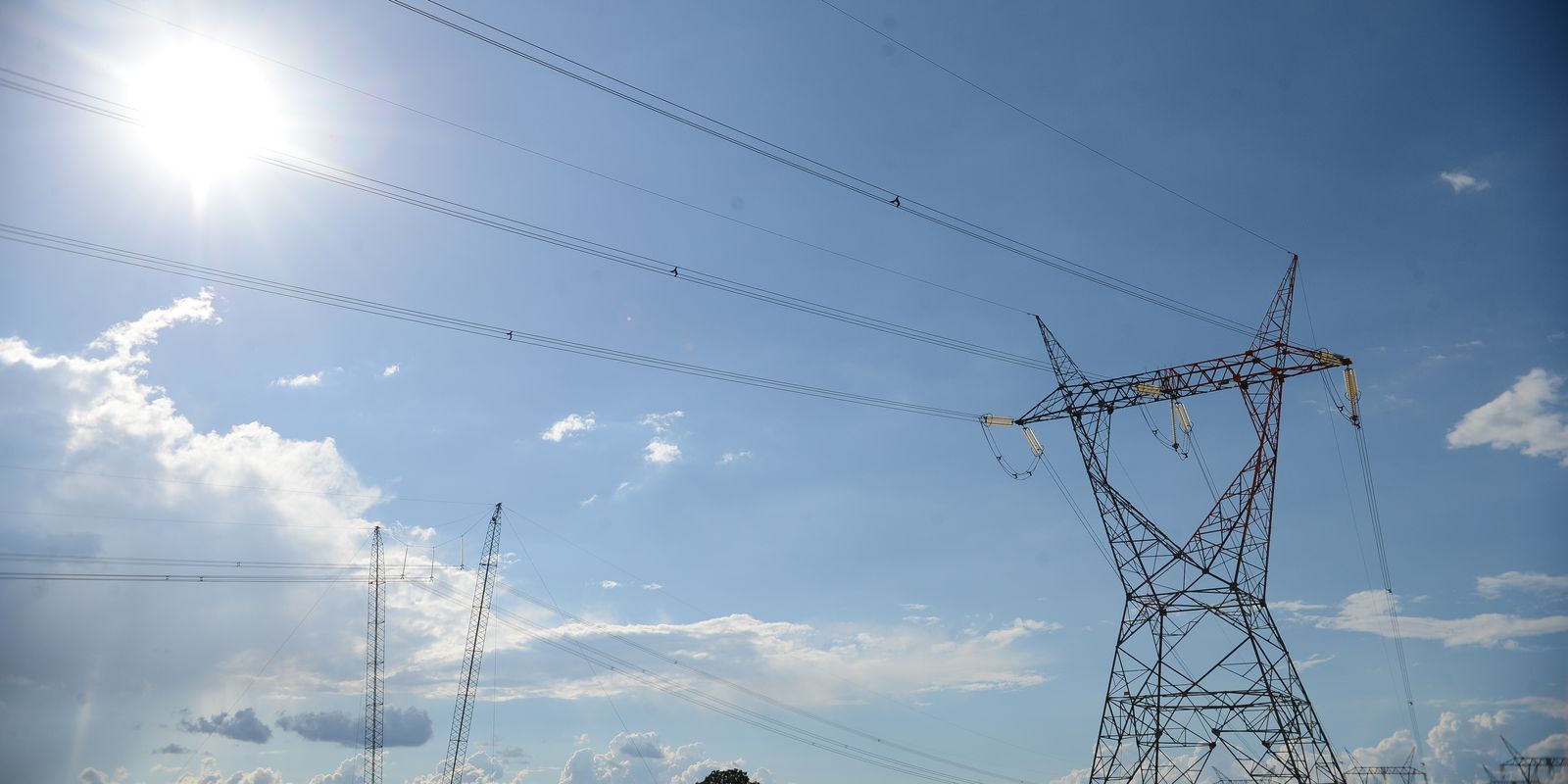 Aneel realiza leilão de transmissão de energia e sorteia quatro lotes com grandes deságios