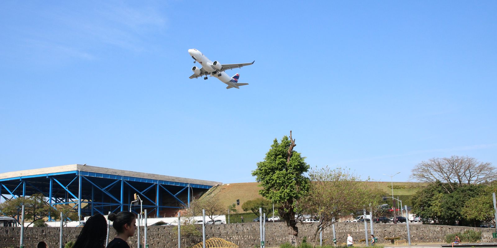 Aeronave da Aerolíneas Argentinas sofre impacto de drone no Aeroporto do Galeão