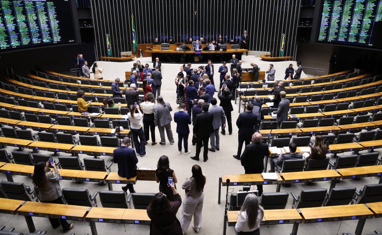 Câmara dos Deputados pauta votação de propostas, incluindo programa para pessoas com epilepsia