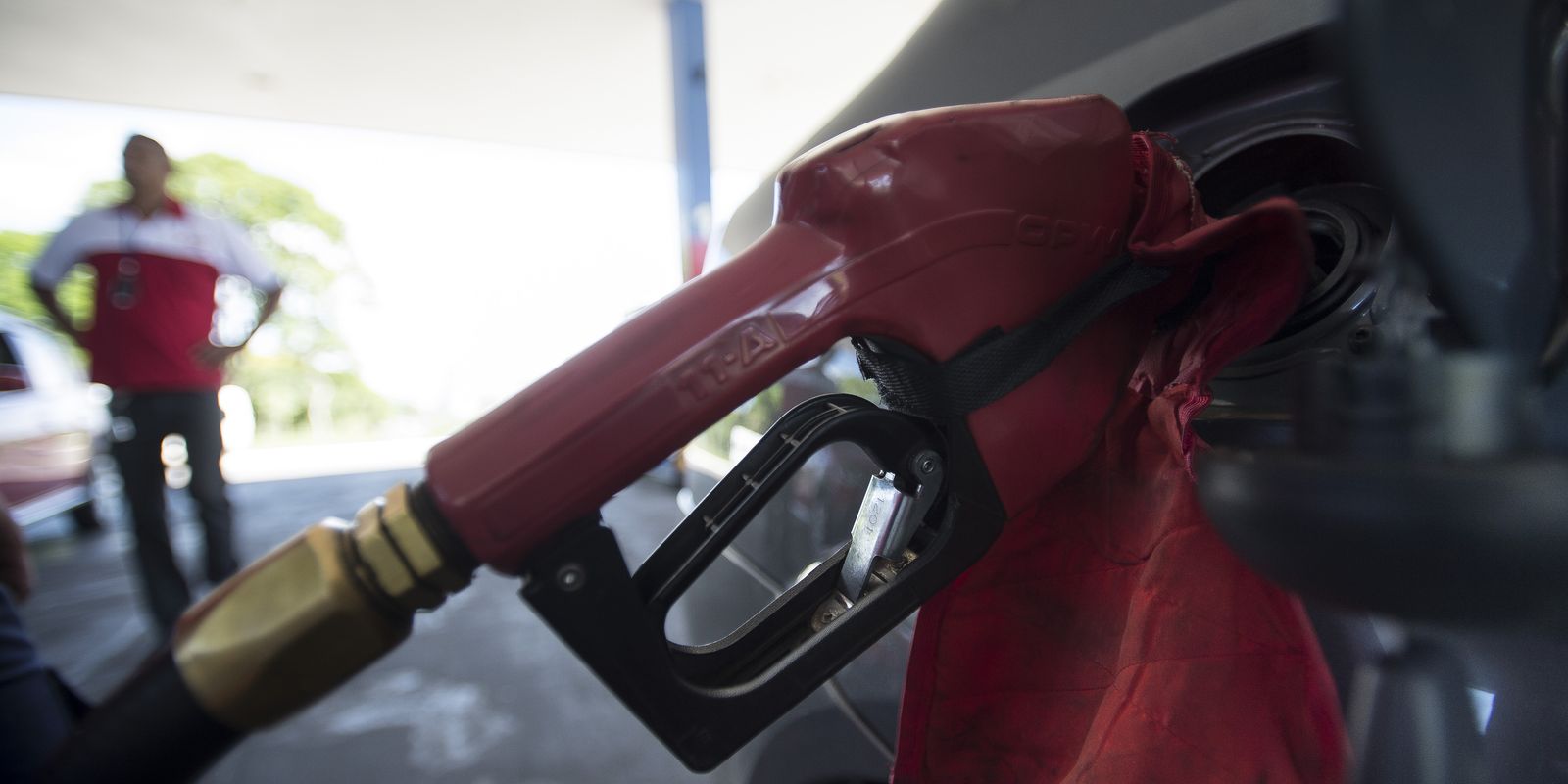 Governo mantém subsídio da gasolina após alta do petróleo global