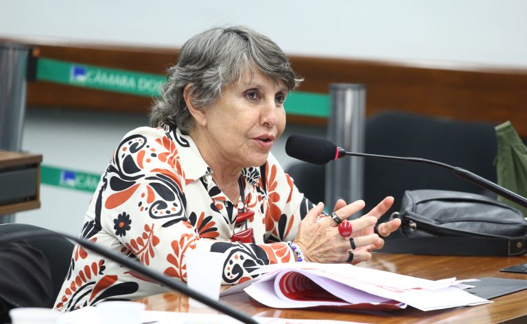 Comissão da Câmara dos Deputados aprova projeto de lei que criminaliza a transfobia