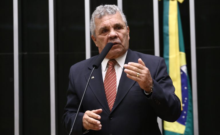 Câmara dos Deputados avança com projeto que veda armas de fogo a quem tem medida protetiva