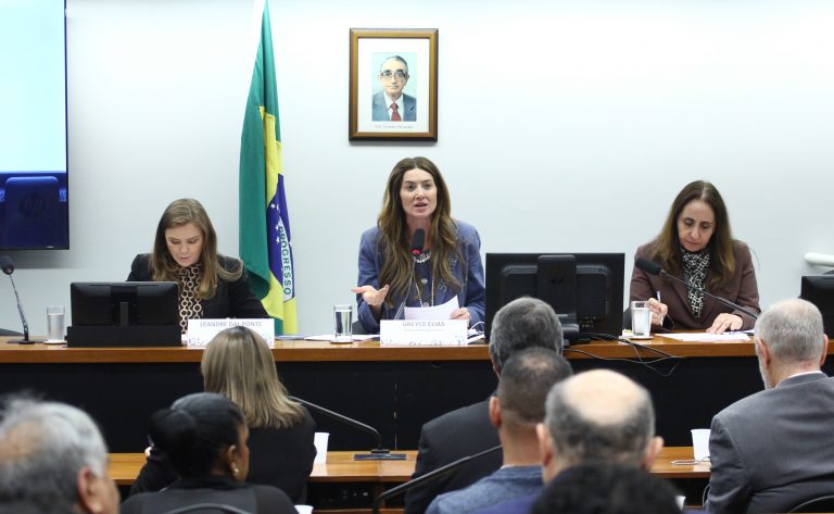 Fim das licenciaturas a distância gera divergências em debate na Câmara sobre qualidade e acesso