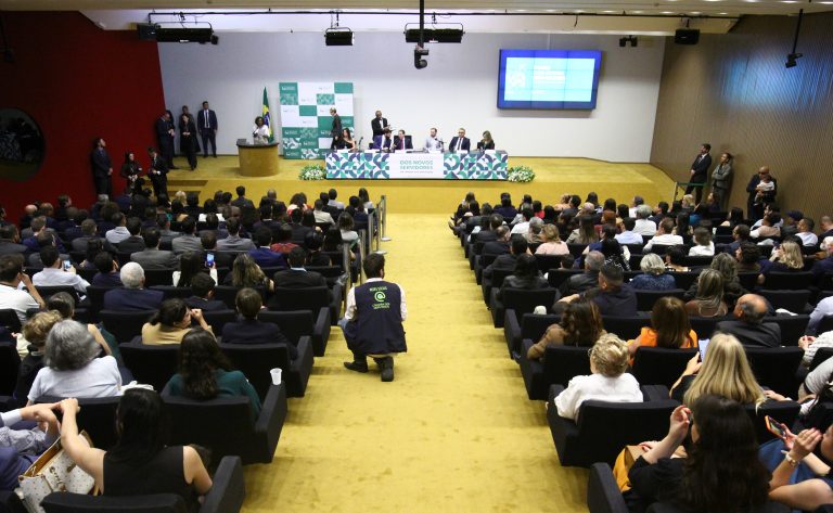 Motta defende modernização do Estado e valorização do serviço público em cerimônia na Câmara