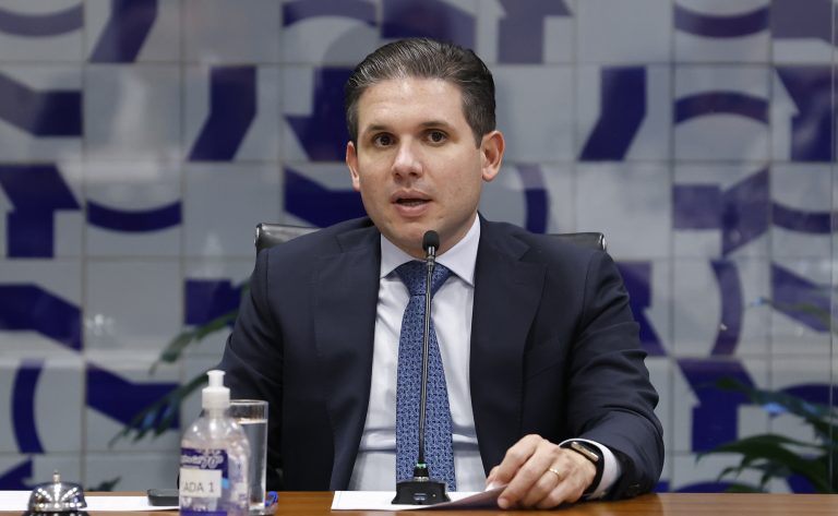 Hugo Motta e ministro da Fazenda debatem dívidas rurais e projeto de combustíveis
