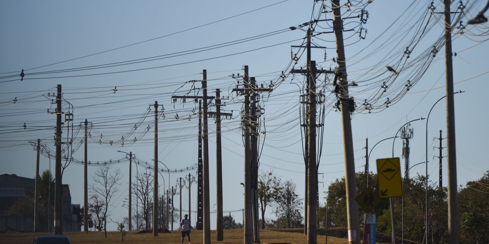 Acidentes com a rede elétrica aumentam no Brasil, mas óbitos diminuem em 2025