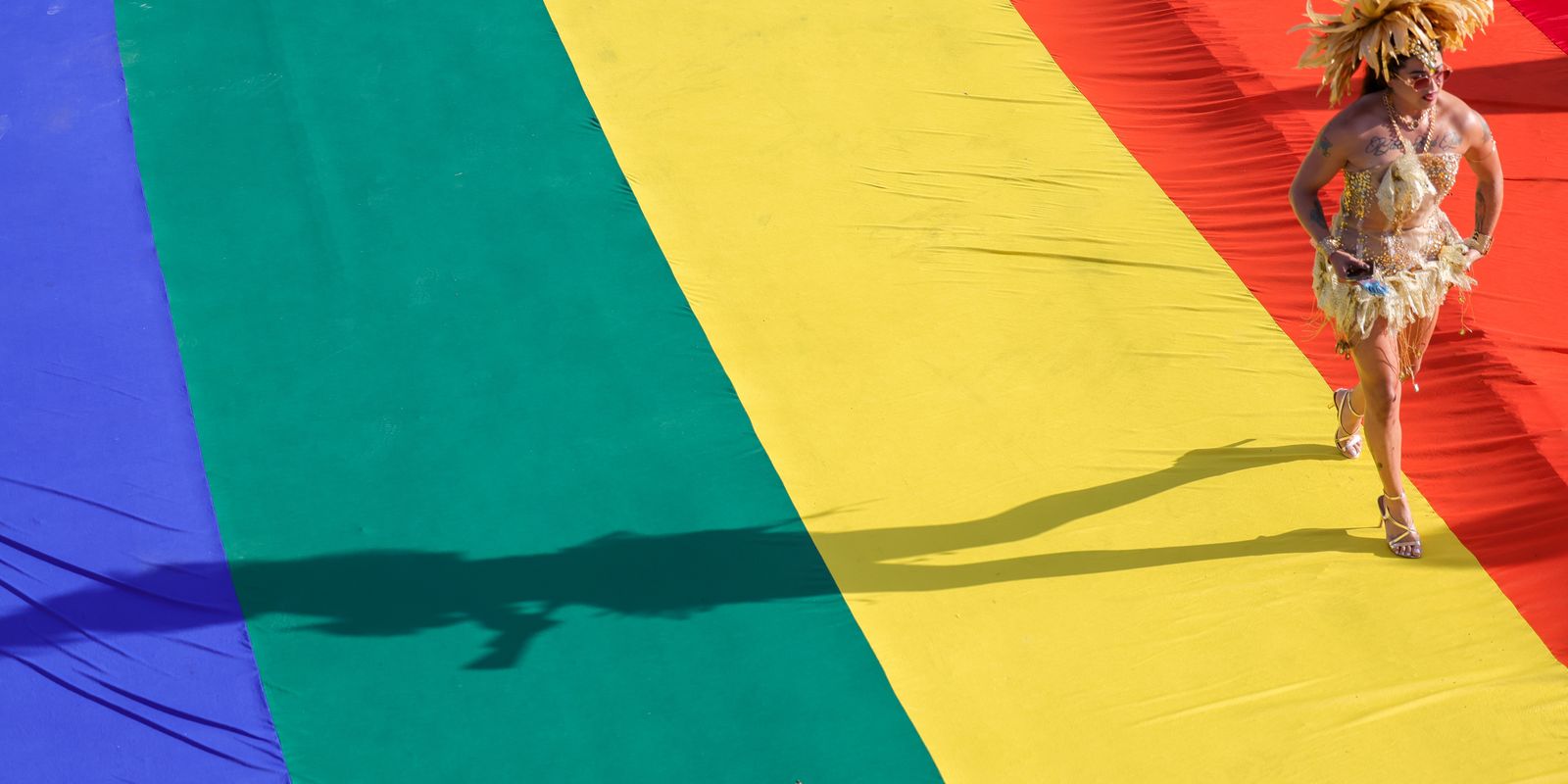Parada Brasília Orgulho reúne multidão na Esplanada com foco nas eleições