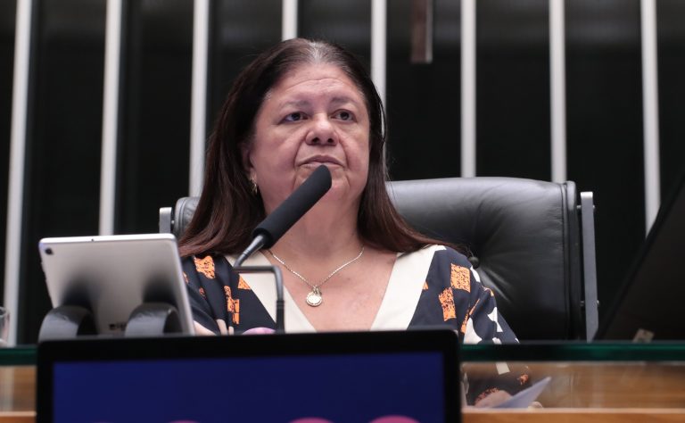Projeto de lei exige audiência para agressores de mulheres antes da soltura, fortalecendo a Lei Maria da Penha
