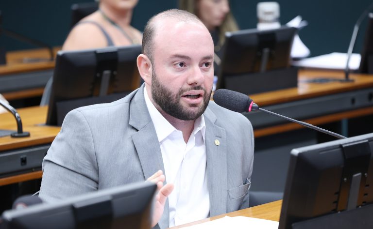 Projeto de lei exige identificação em hotéis para proteger crianças e adolescentes
