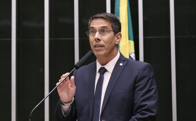 Projeto de lei busca proibir postos de combustíveis de cobrar preços diferentes para pagamentos em dinheiro ou Pix