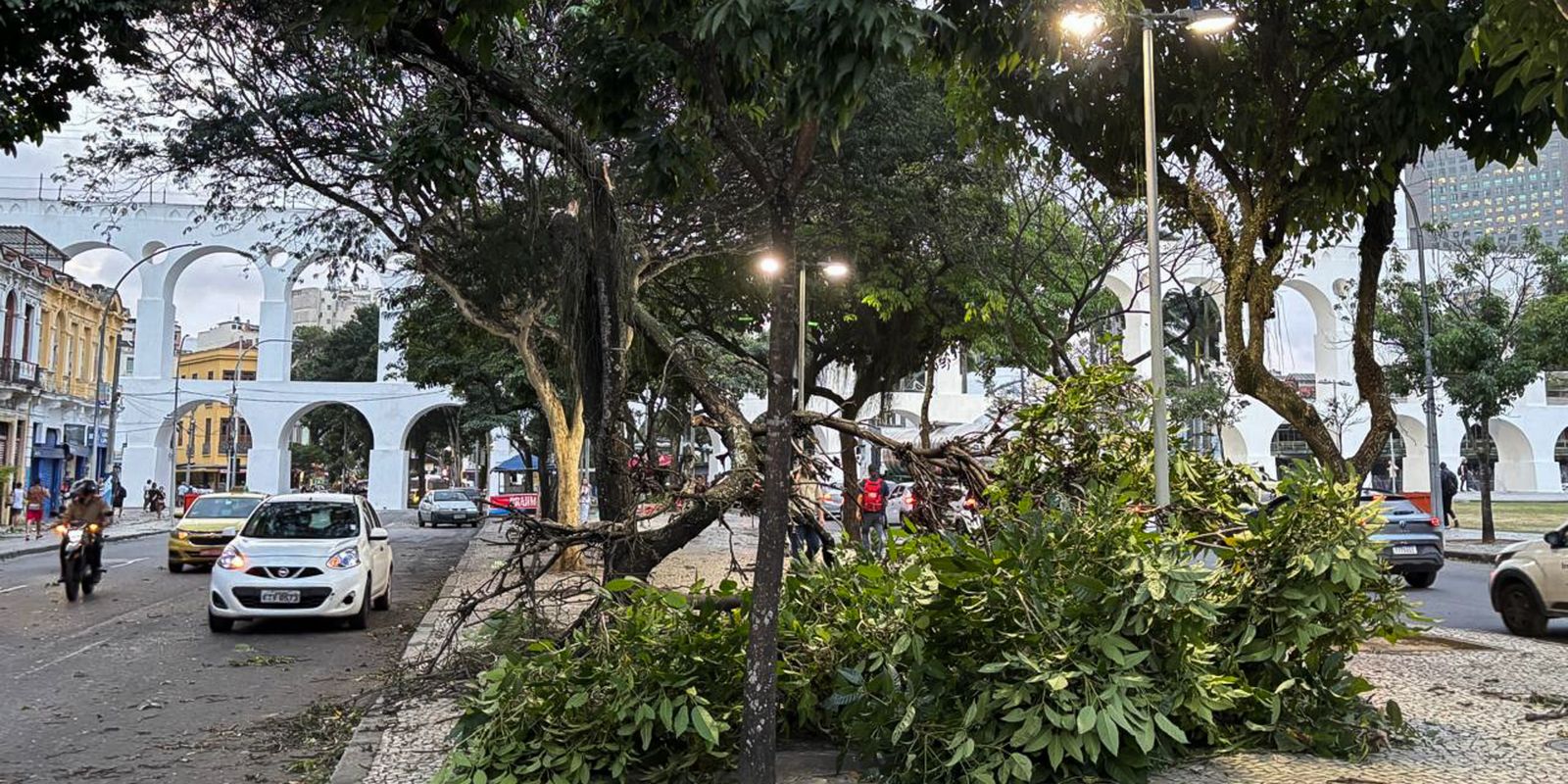 Ventania no Rio de Janeiro causa apagão e paralisa transportes