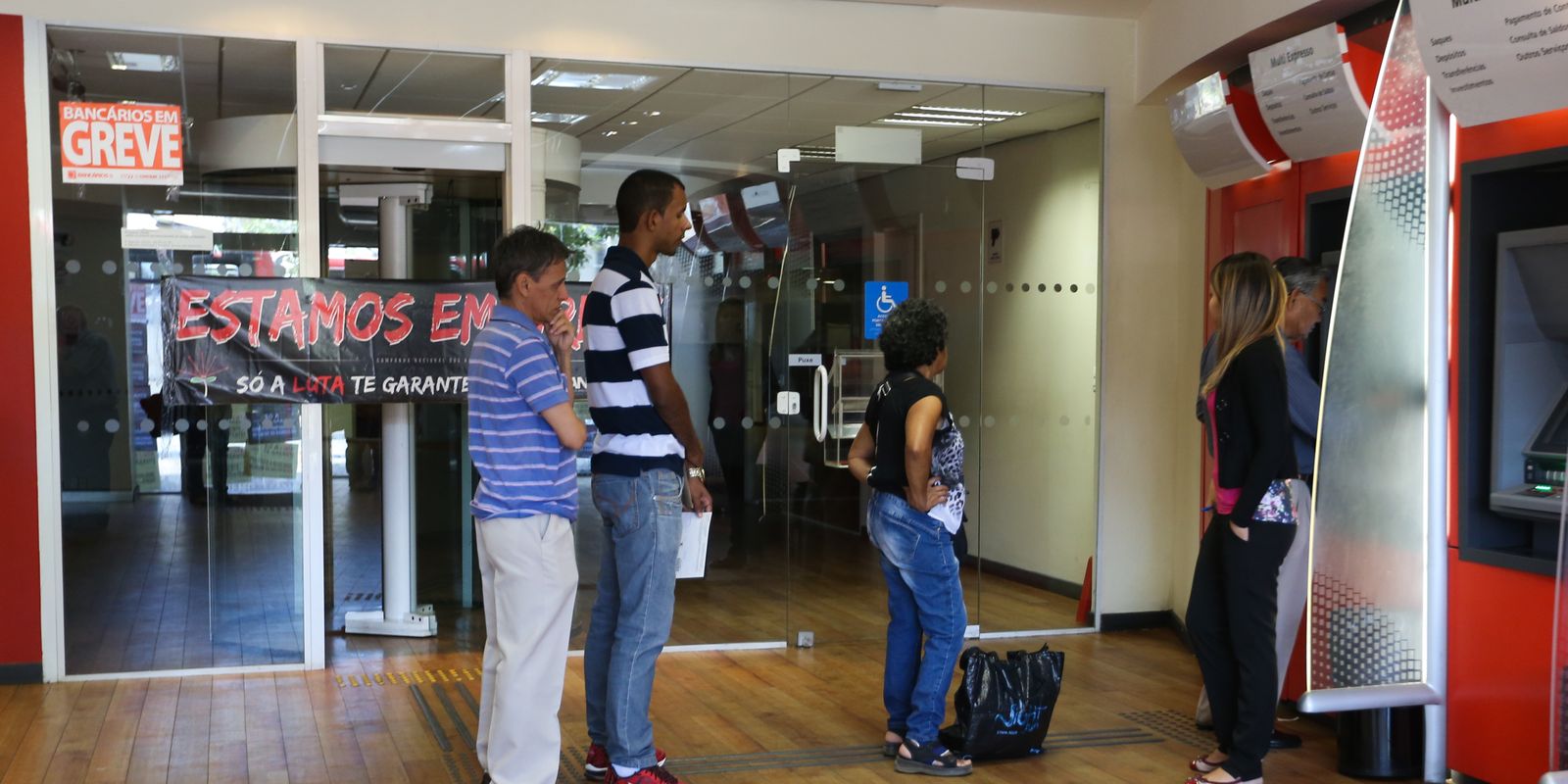 Paralisação dos bancários atinge bancos públicos e privados nesta quinta-feira