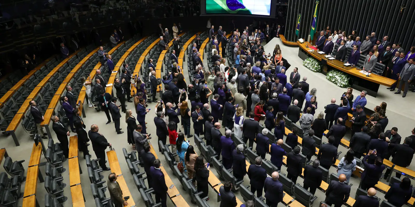 Congresso analisa isenção da taxa das blusinhas e escala 6x1 nesta semana