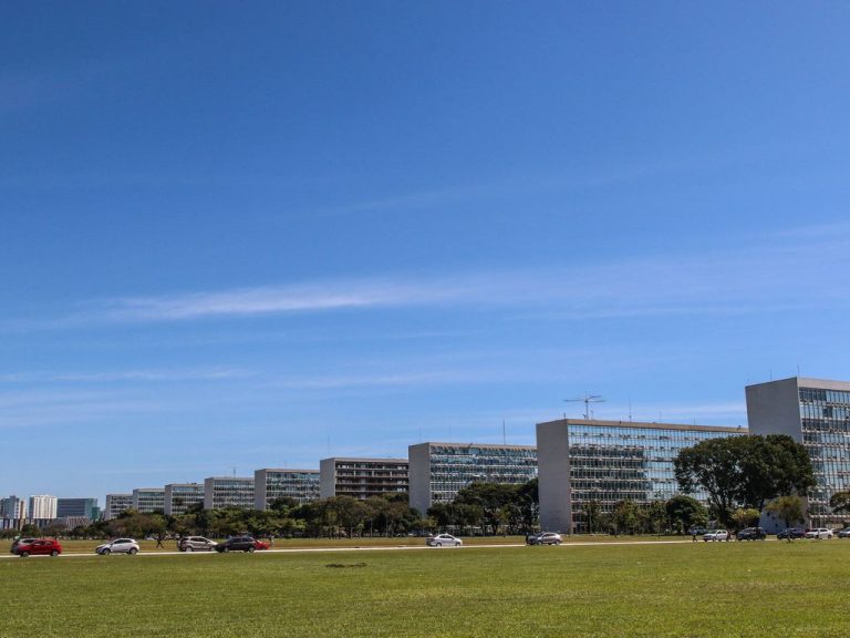 Orçamento de 2027 projeta salário mínimo de R$ 1.741 e corte de gastos