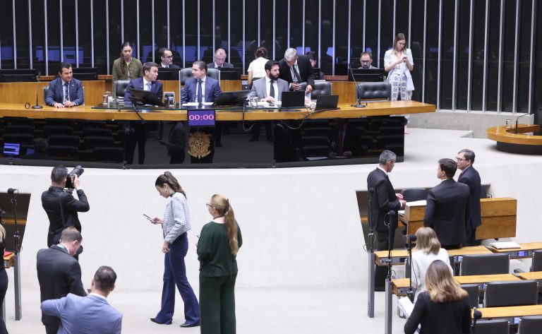 Câmara dos Deputados inicia sessão para votar urgências e medidas provisórias