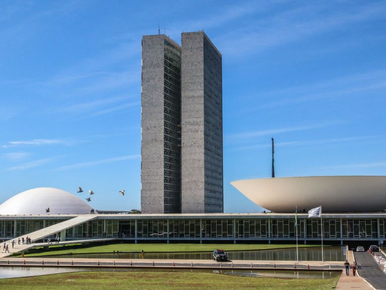 Prazo para Executivo enviar projeto de lei orçamentária anual termina hoje