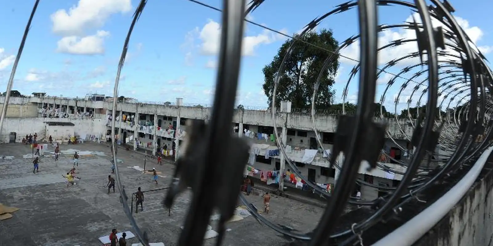 Polícia penal apreende miniantena Starlink e drogas em presídios do Rio