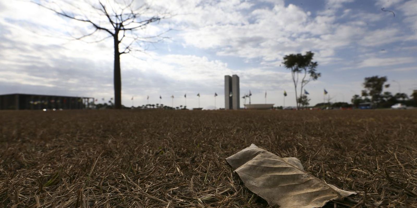 Previsão do tempo alerta para temporais no Sul e calor extremo no país