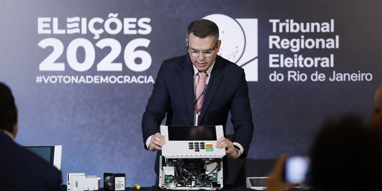TRE-RJ desmonta urna eletrônica para comprovar a segurança do processo eleitoral