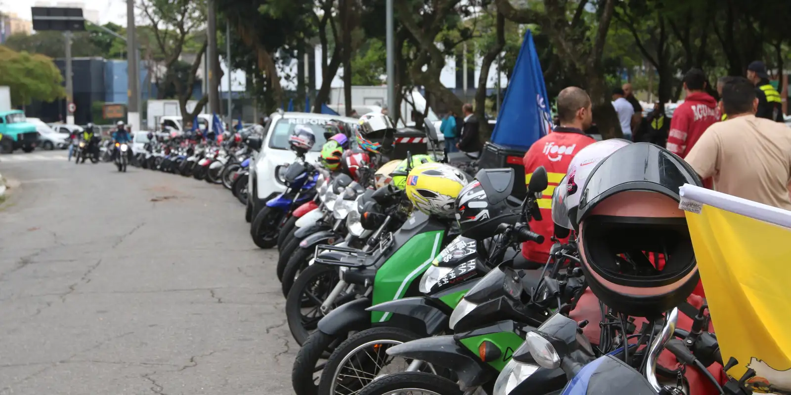 Apenas um quinto dos motociclistas de aplicativo tem cobertura previdenciária, revela IBGE