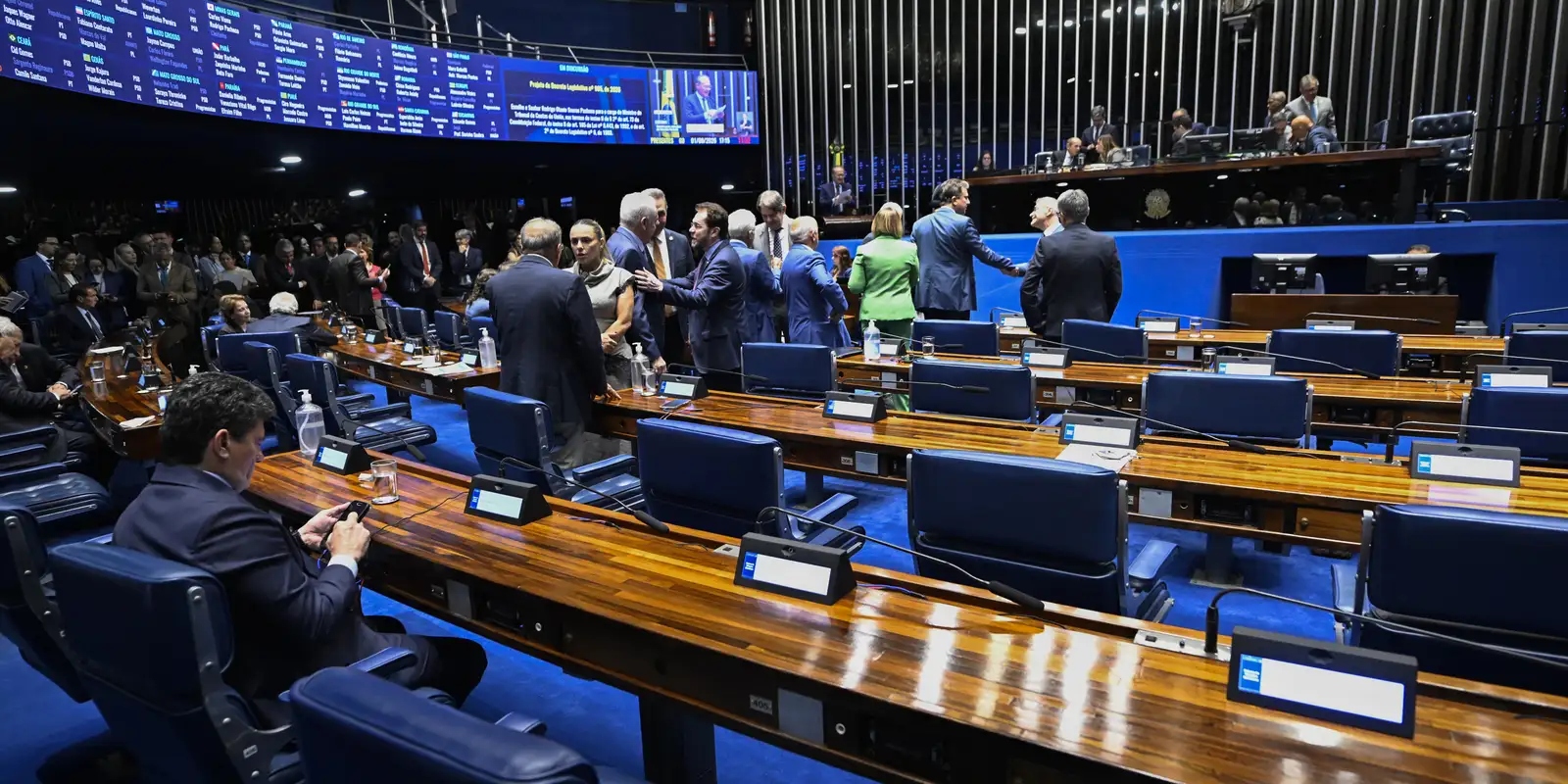 Senador Omar Aziz articula rito especial para votar PEC da escala 6x1