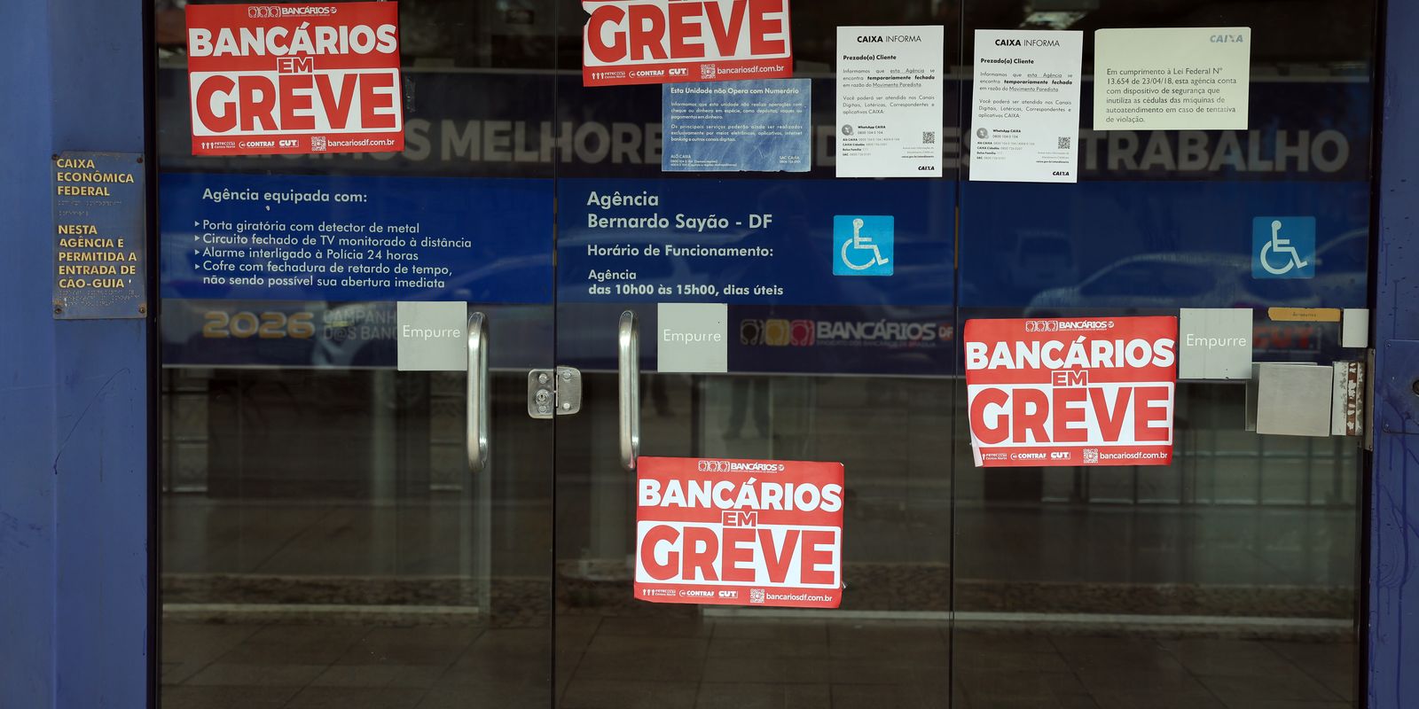 Funcionários rejeitam proposta de acordo e mantêm greve da Caixa em todo o país