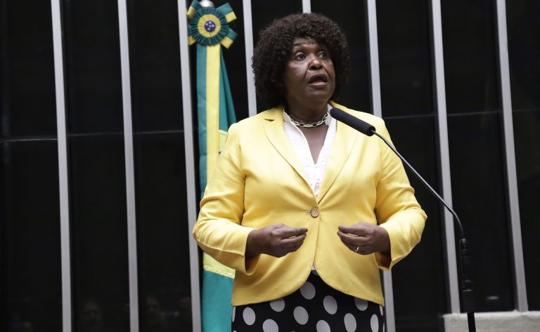 Câmara aprova igualdade de gênero para trabalhadores com família