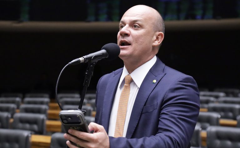Câmara aprova novo tempo de serviço para policiais militares e bombeiros